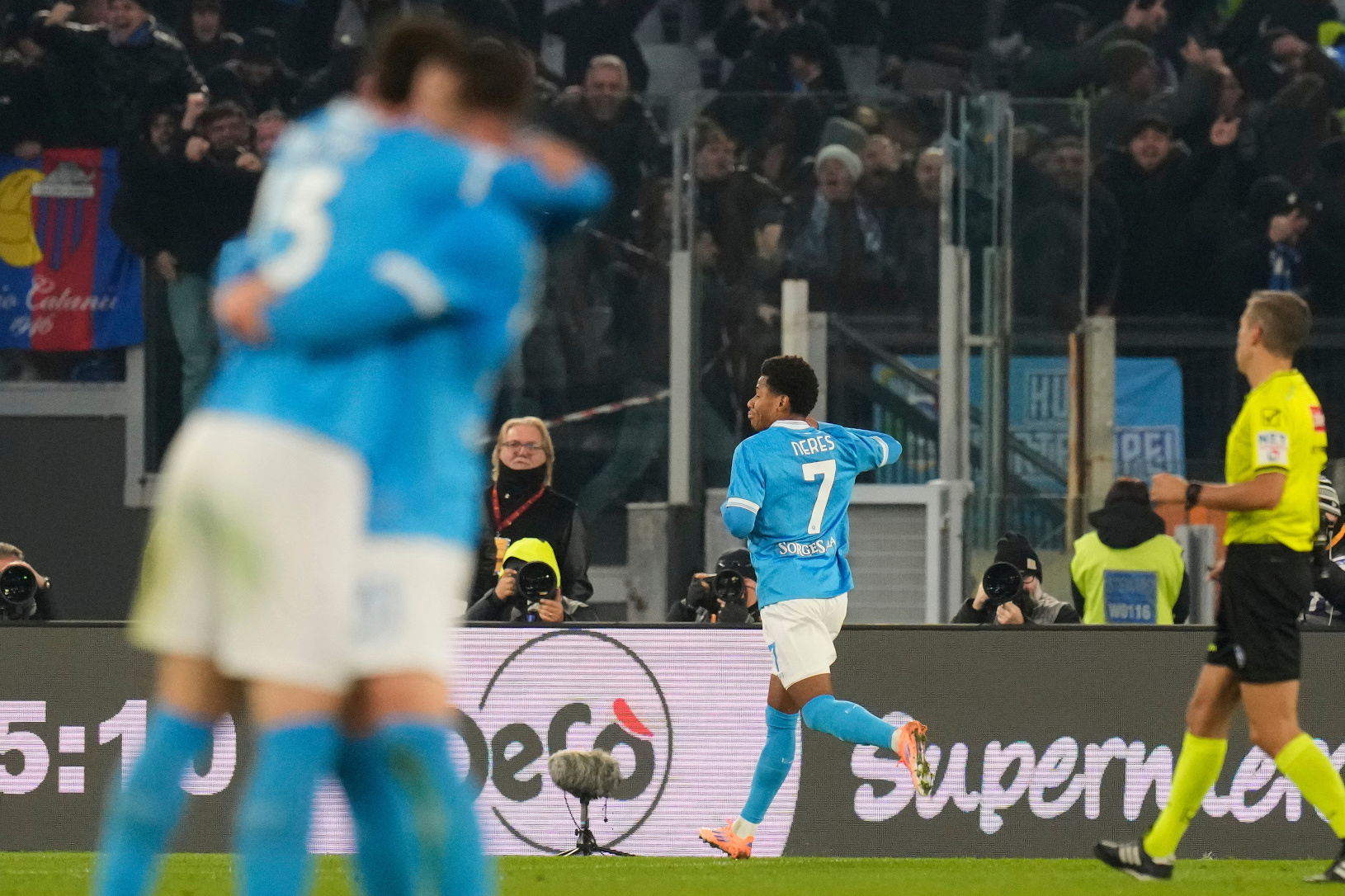 David Neres oslavuje gól