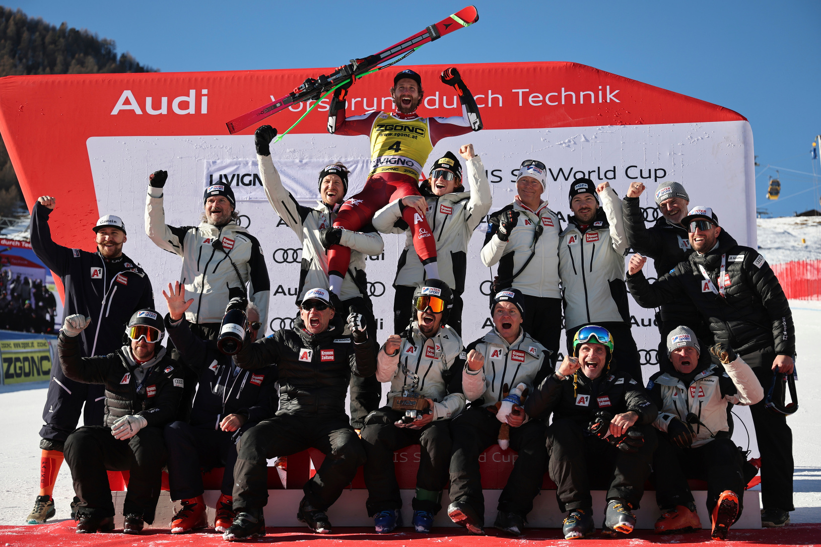 Marco Schwarz oslavuje triumf