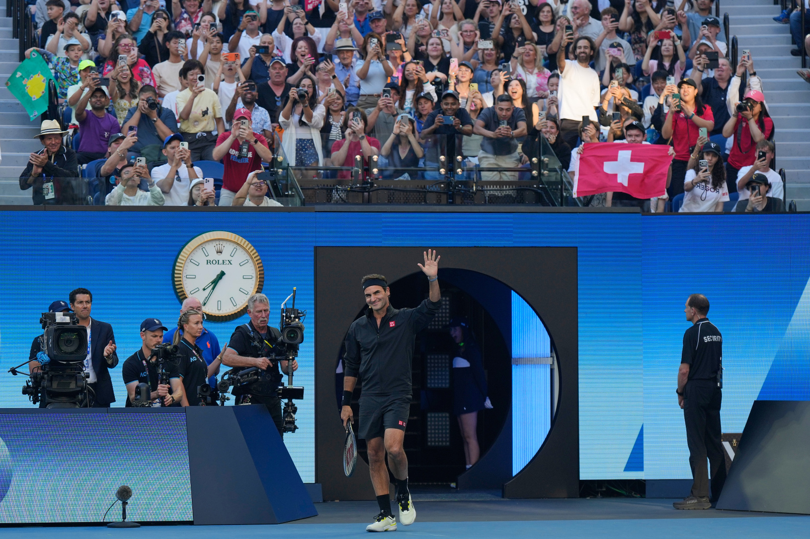Roger Federer prichádza na