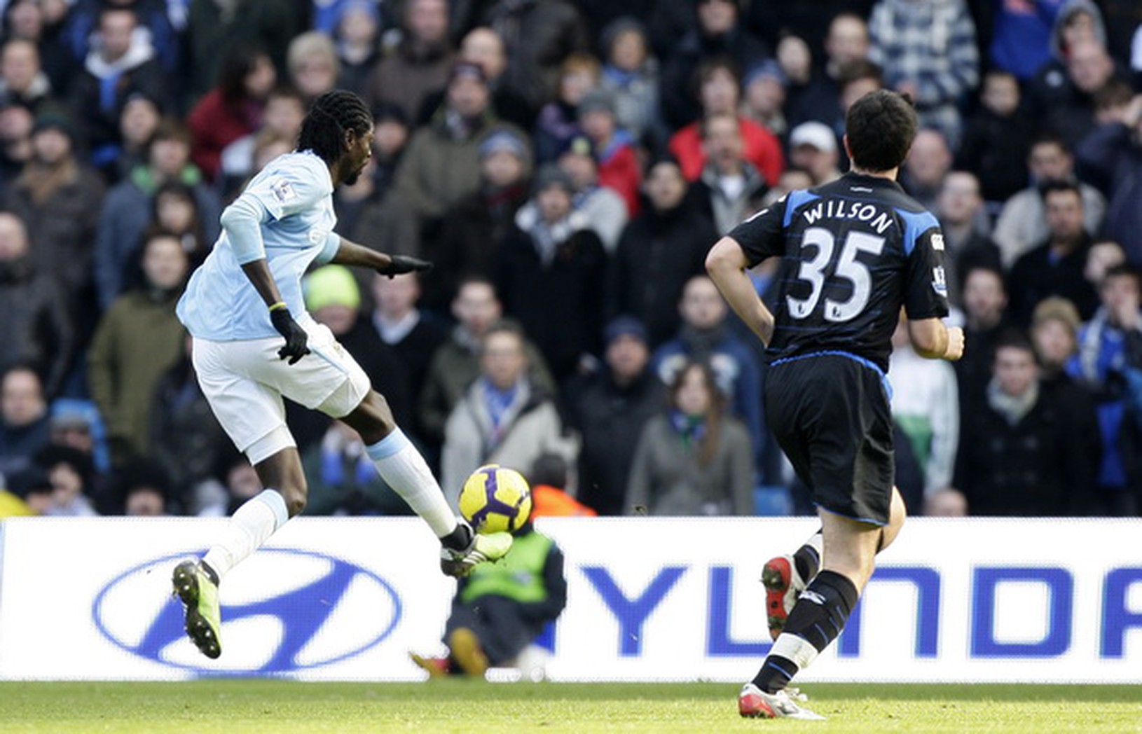 Emanuel Adebayor strieľa gól