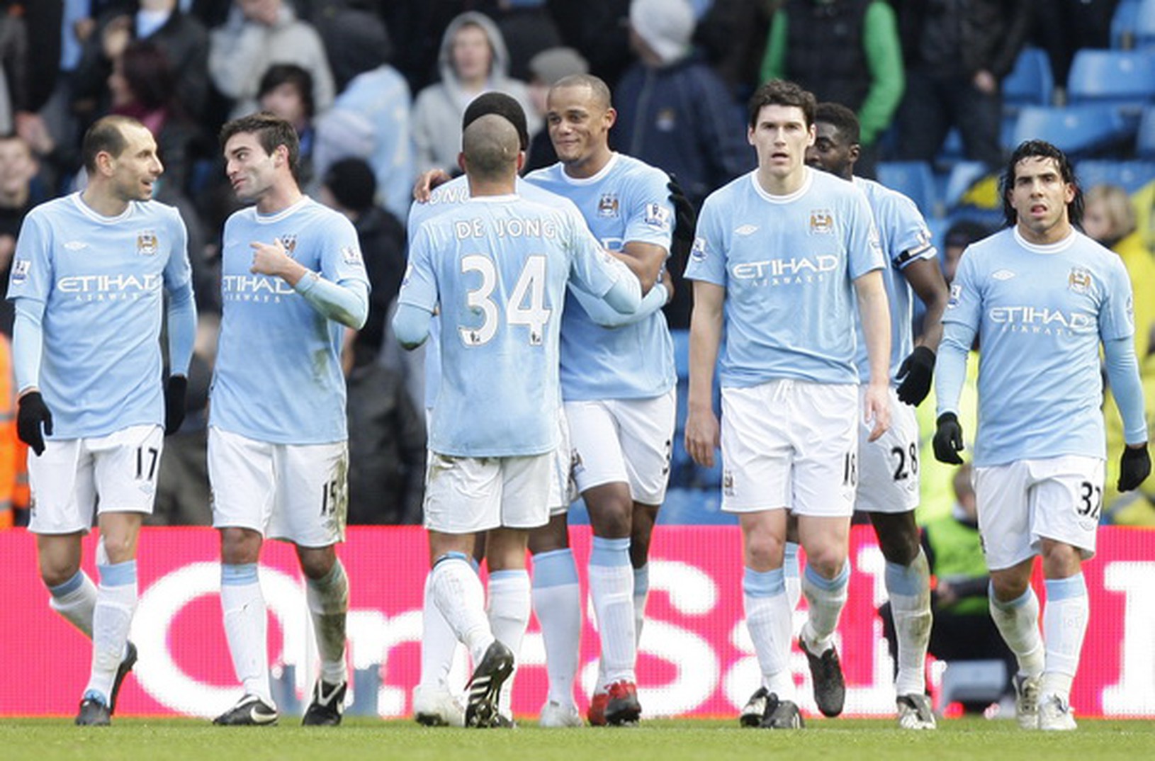 Vincent Kompany (v strede)