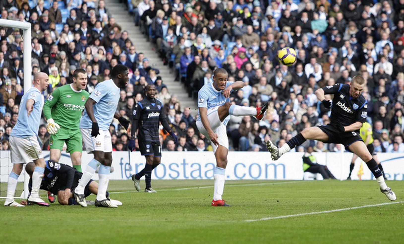 Vincent Kompany odkopáva loptu