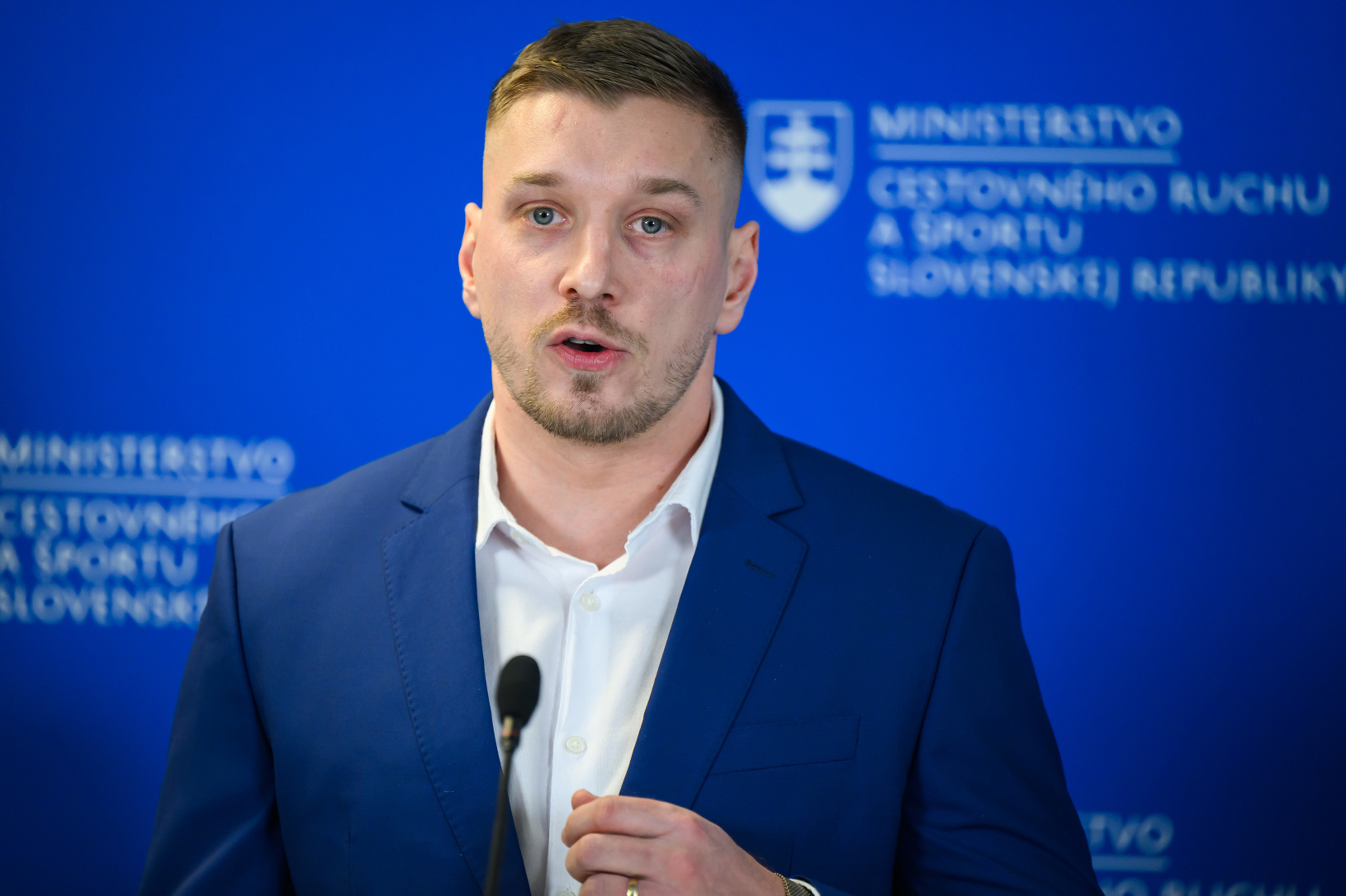 Na snímke poradca ministra