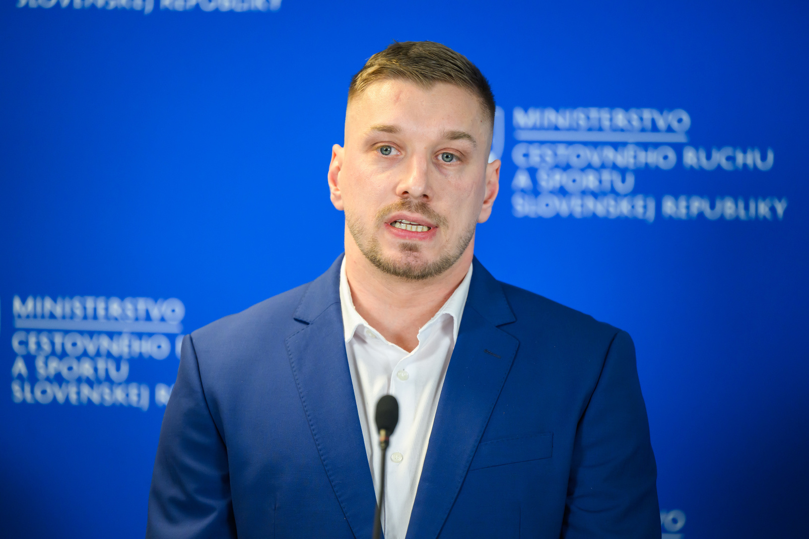 Na snímke poradca ministra