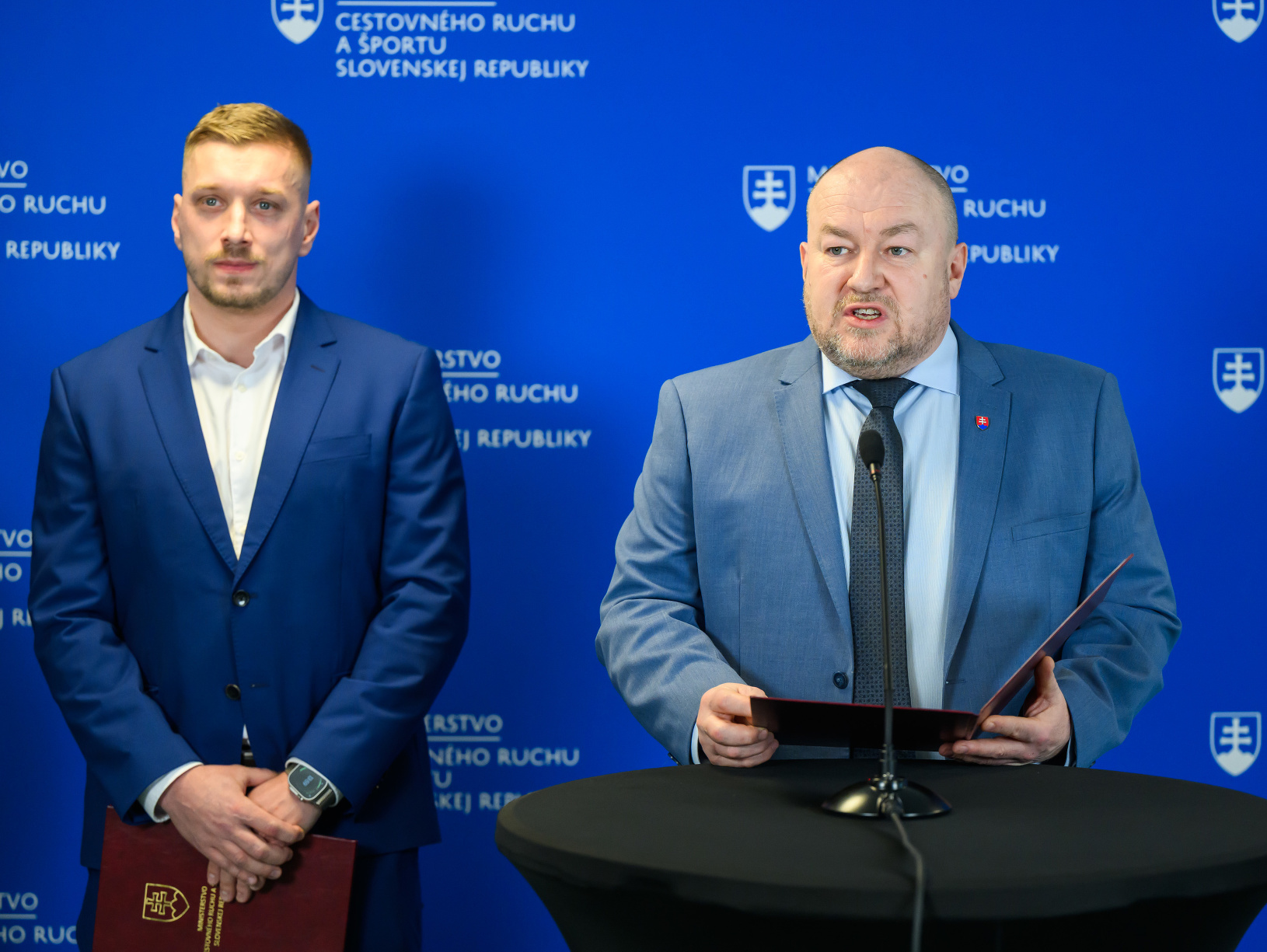 Na snímke sprava minister