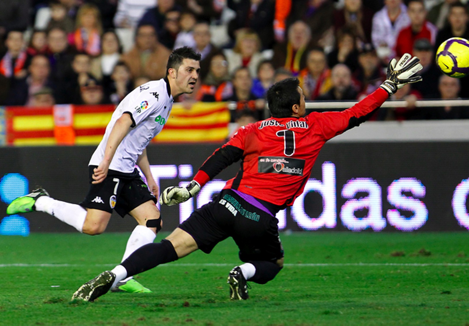 David Villa prekonáva Justa