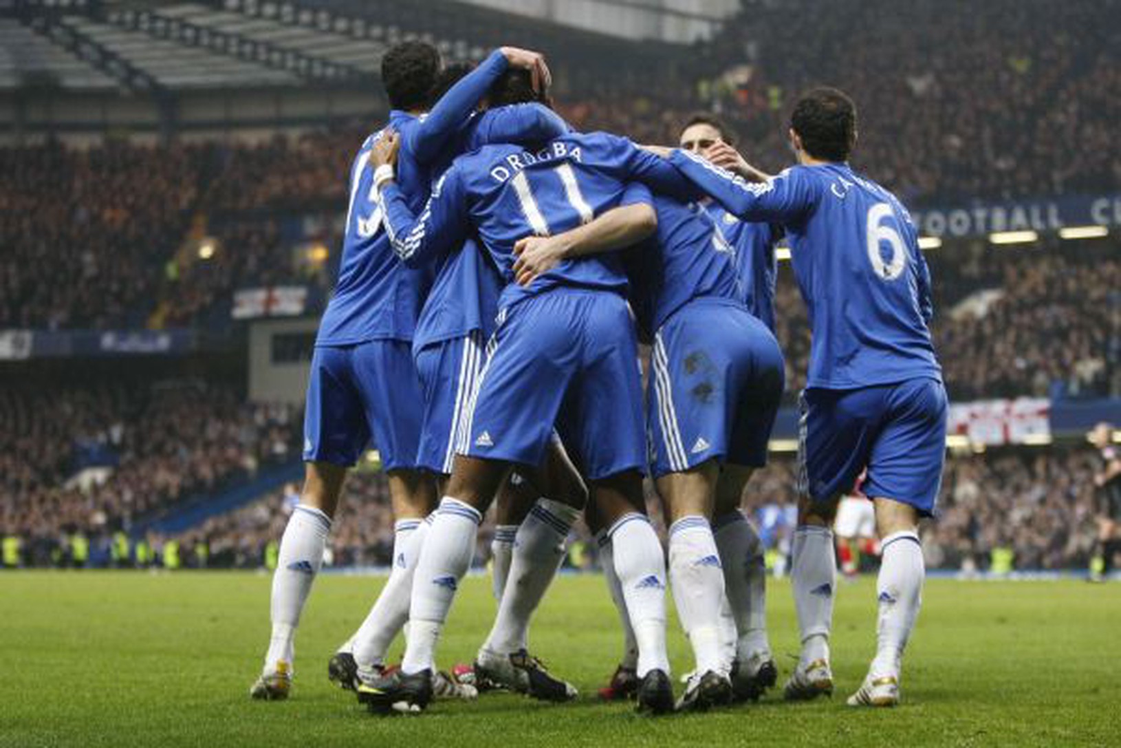 Hráči Chelsea oslavujú gól