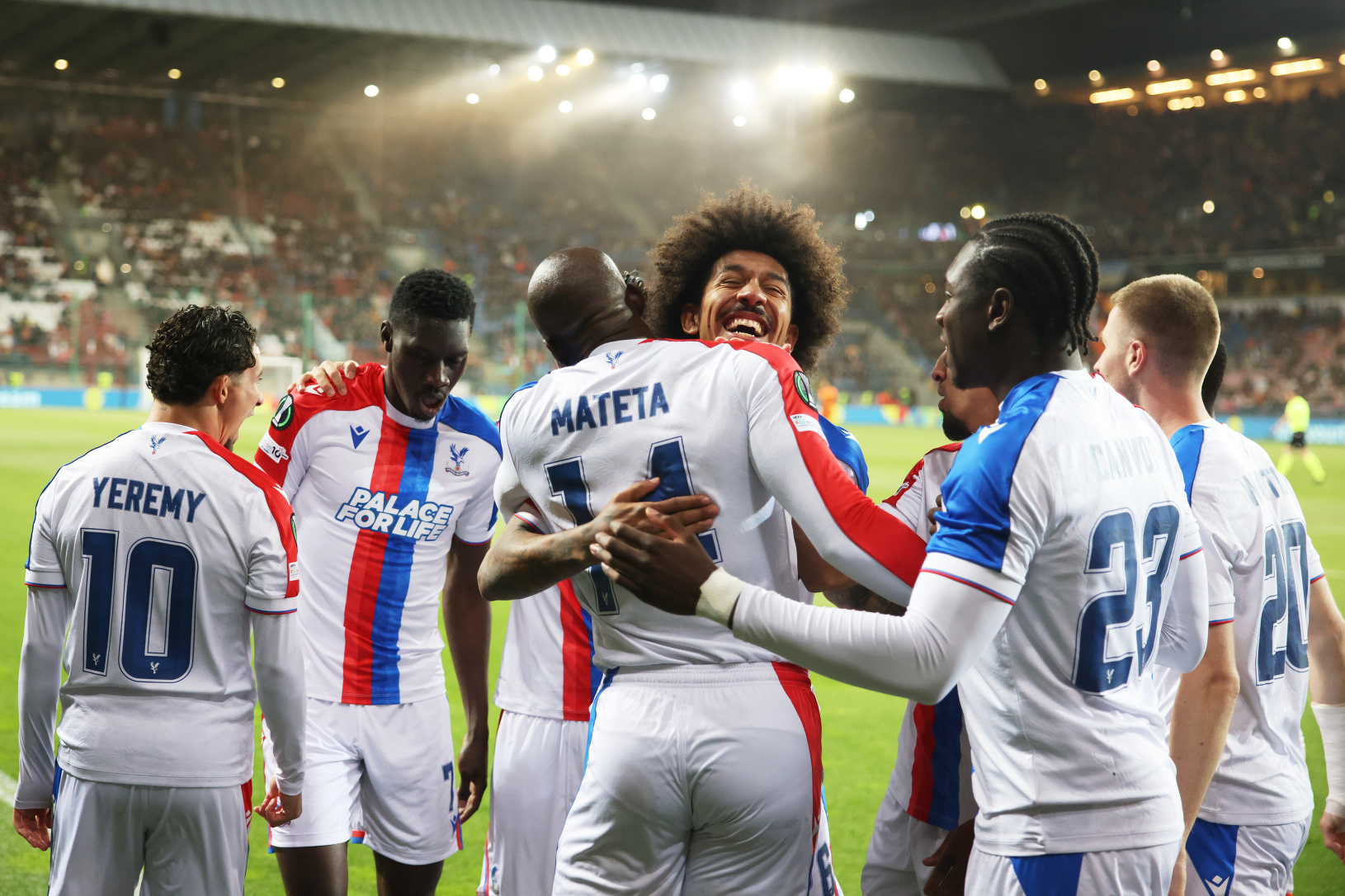Hráči Crystal Palace oslavujú