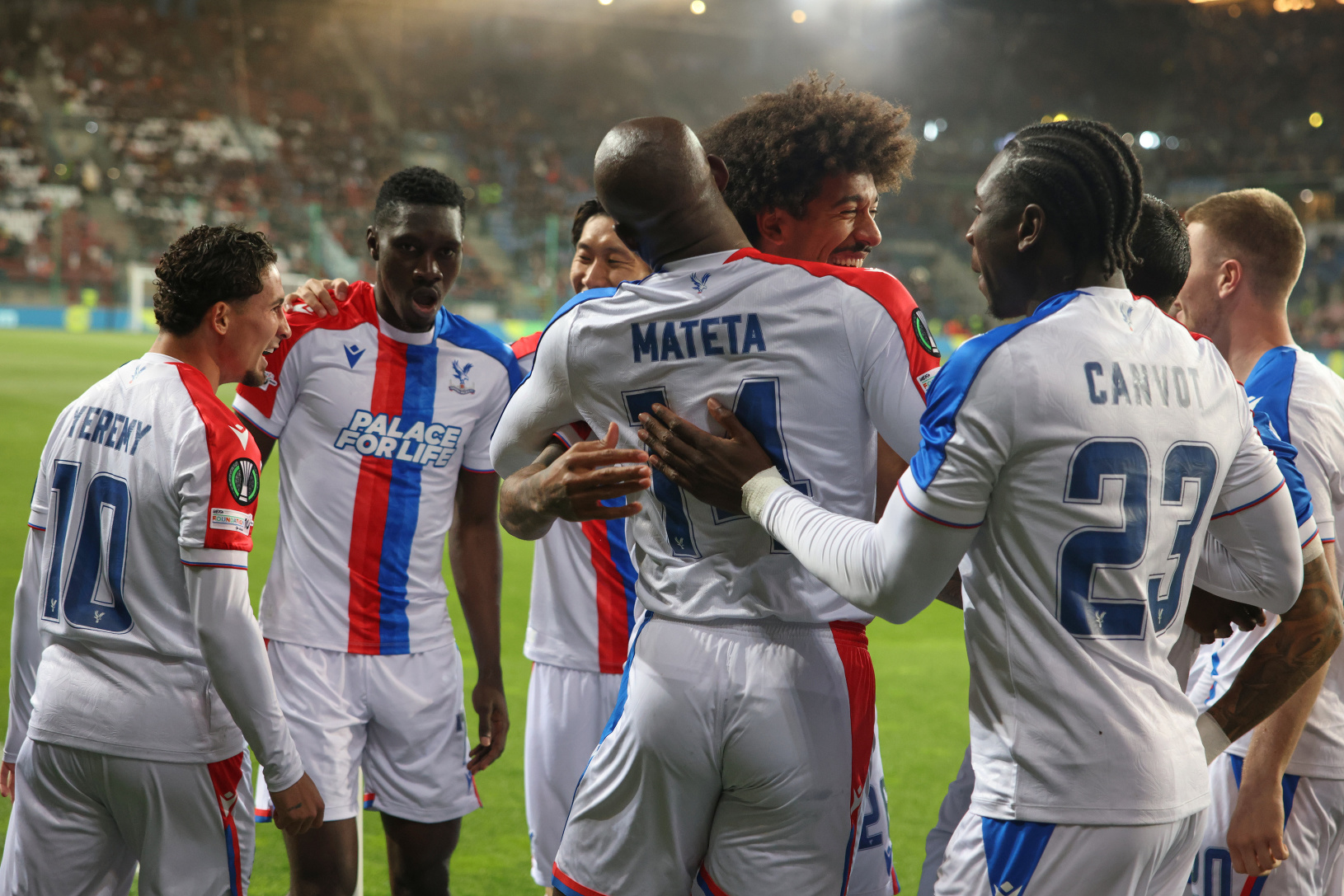 Hráči Crystal Palace oslavujú