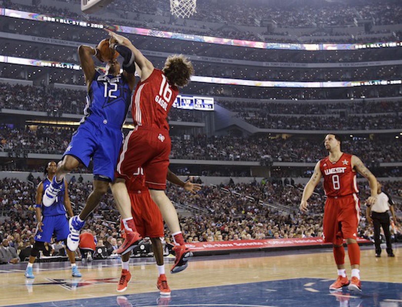 Dwight Howard je atakovaný