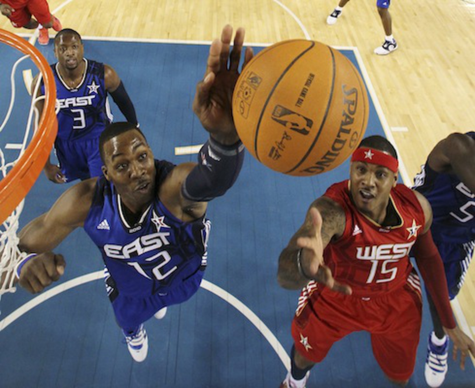 Dwight Howard blokuje pokus