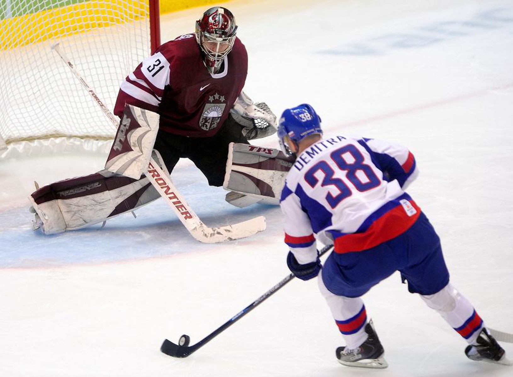 Pavol Demitra pred brankárom