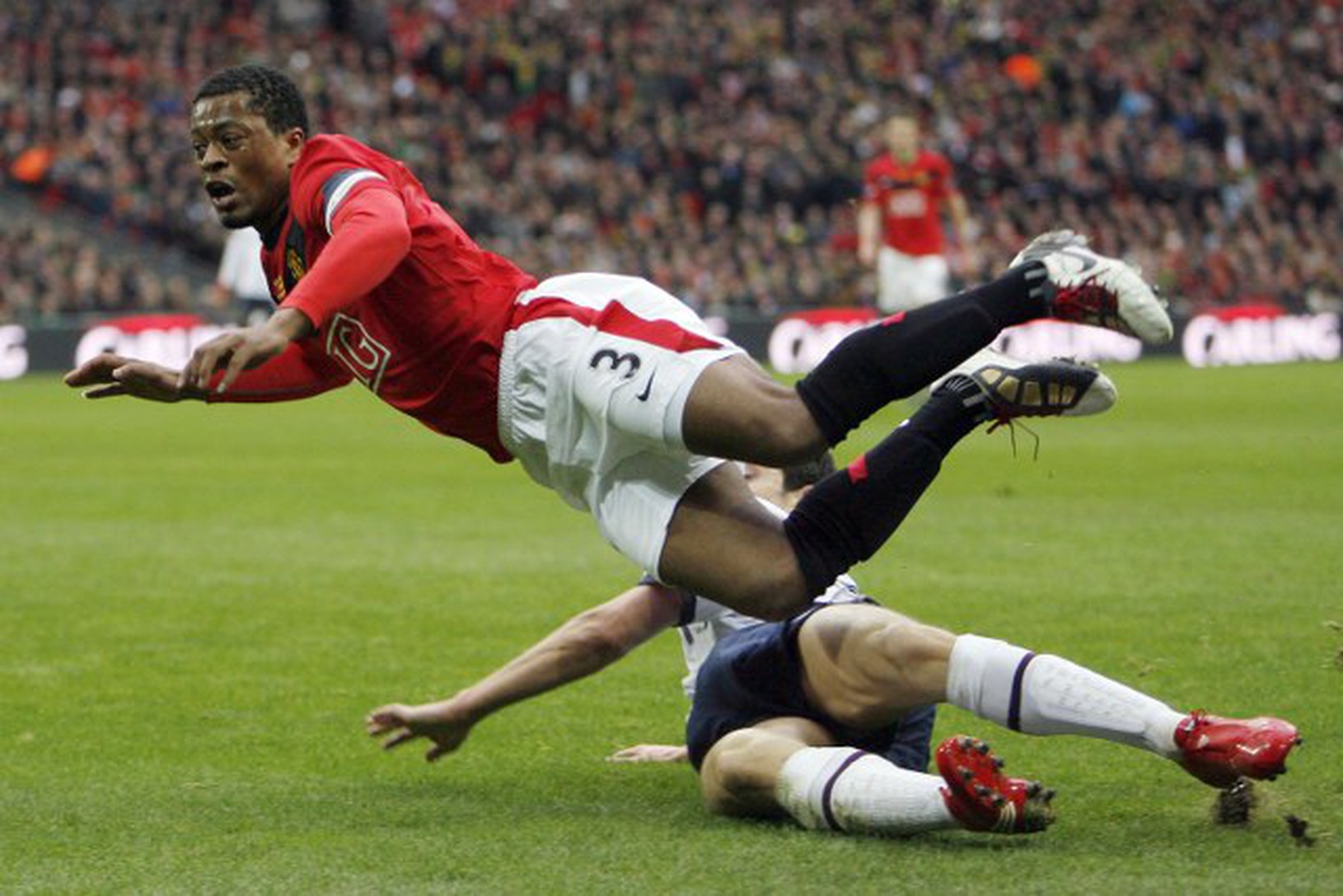 Patrice Evra faulovaný Stewartom