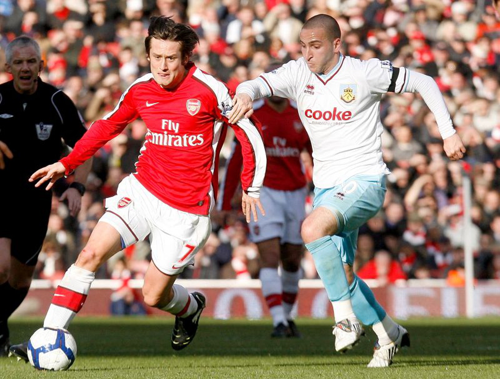 Tomáš Rosický uniká Patersonovi