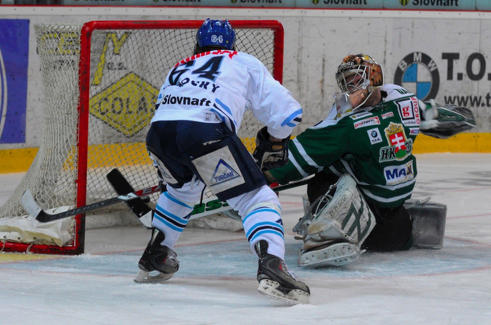 Peter Galamboš prekonáva brankára
