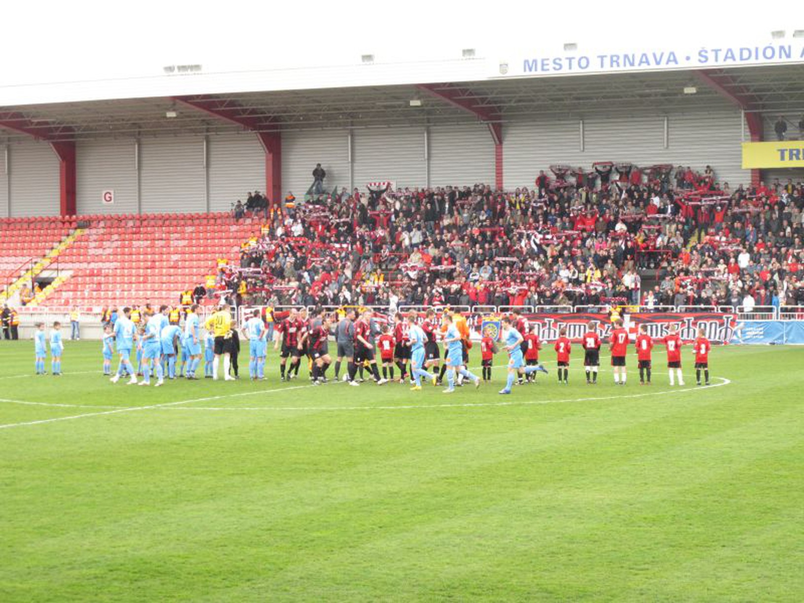 Nástup mužstiev na derby