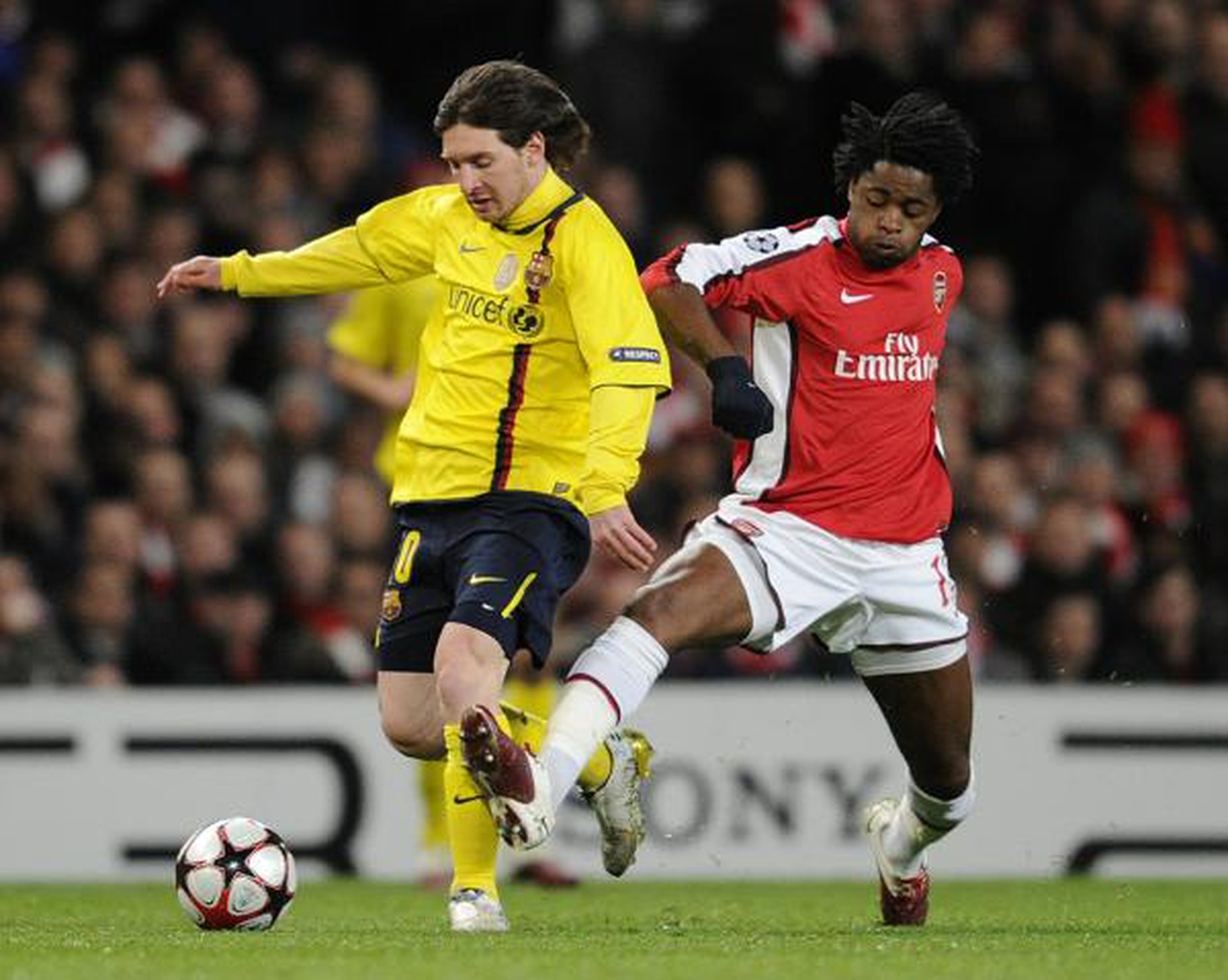 Alex Song atakuje Lionela