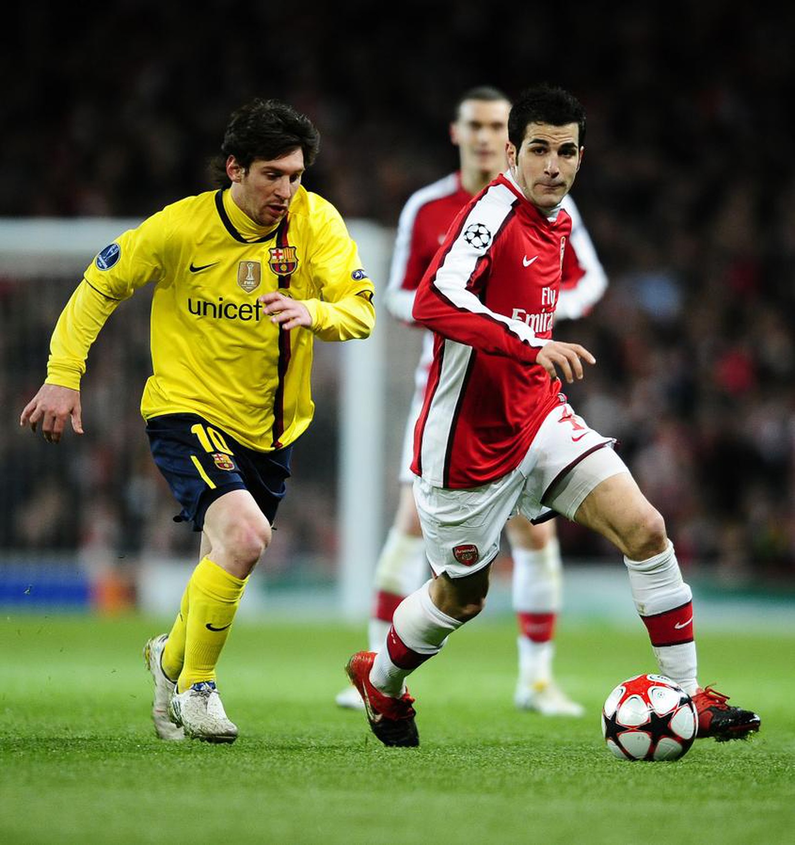 Cesc Fabregas vedie loptu