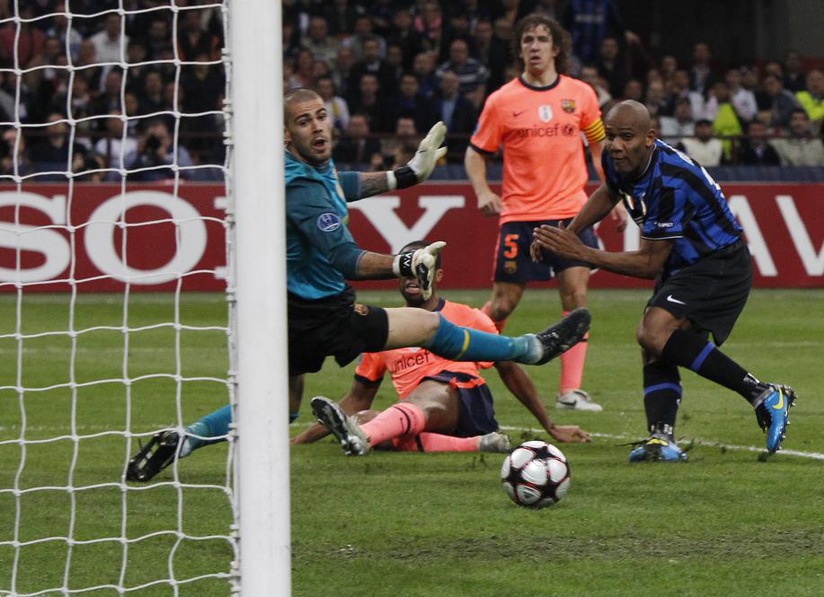 Maicon prekonáva gólmana Barcelony