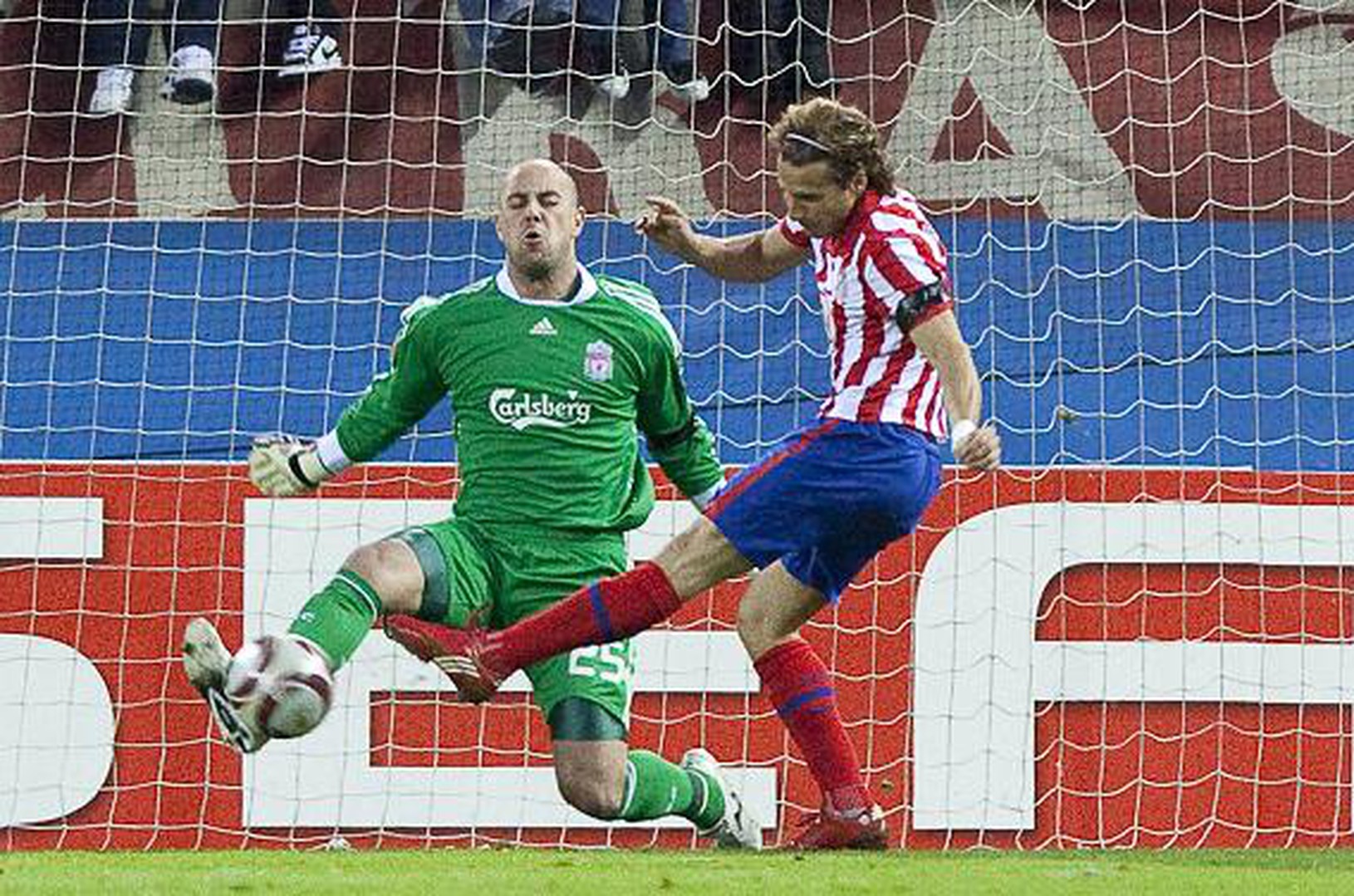 Diego Forlan prekonáva Pepe