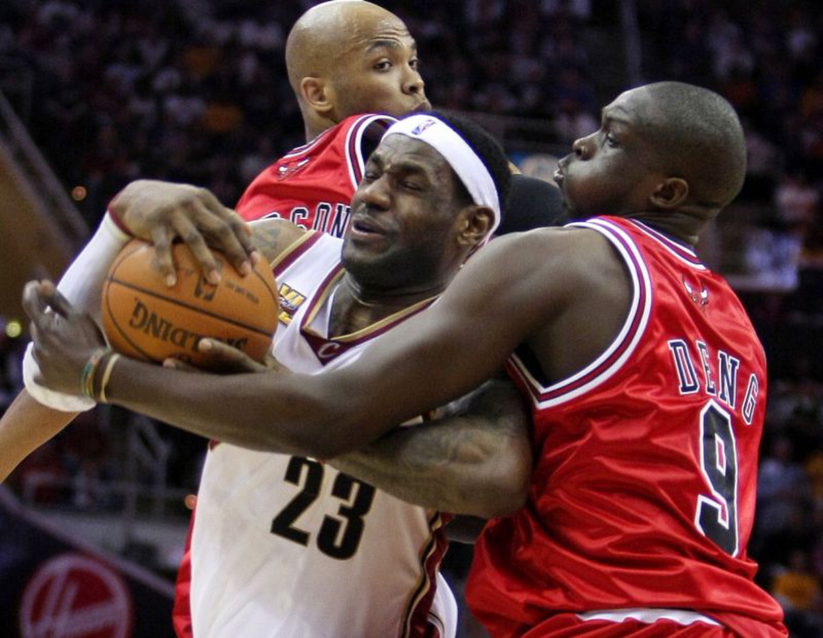 LeBron James bojuje o