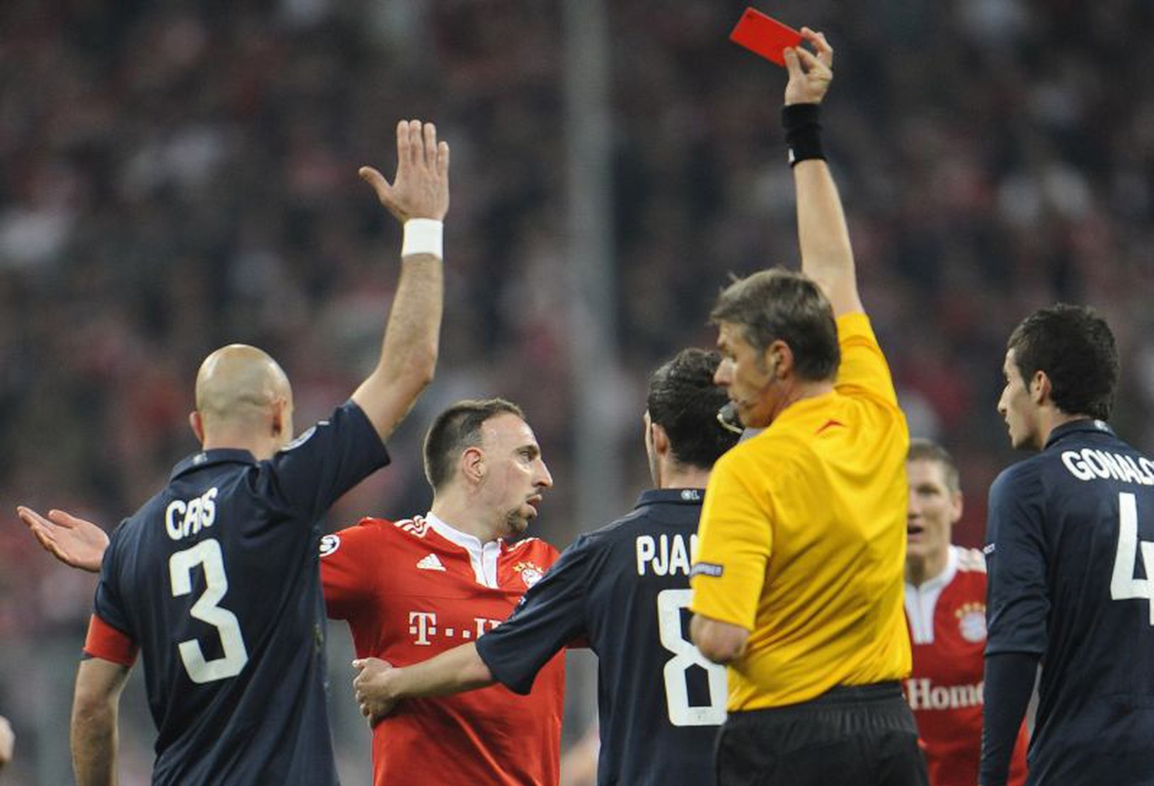 Rosetti ukazuje Ribérymu červenú