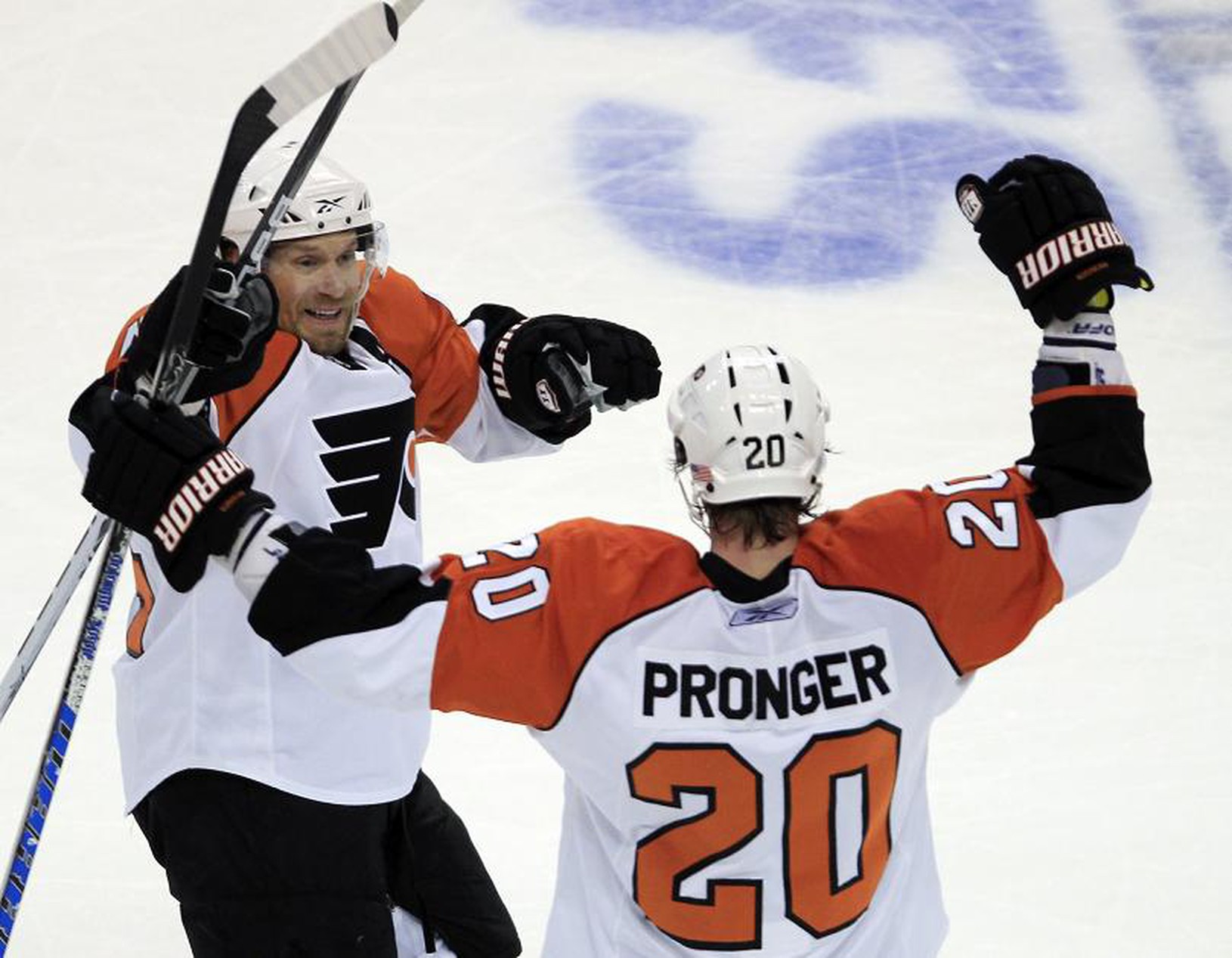 Chris Pronger delovkou využil