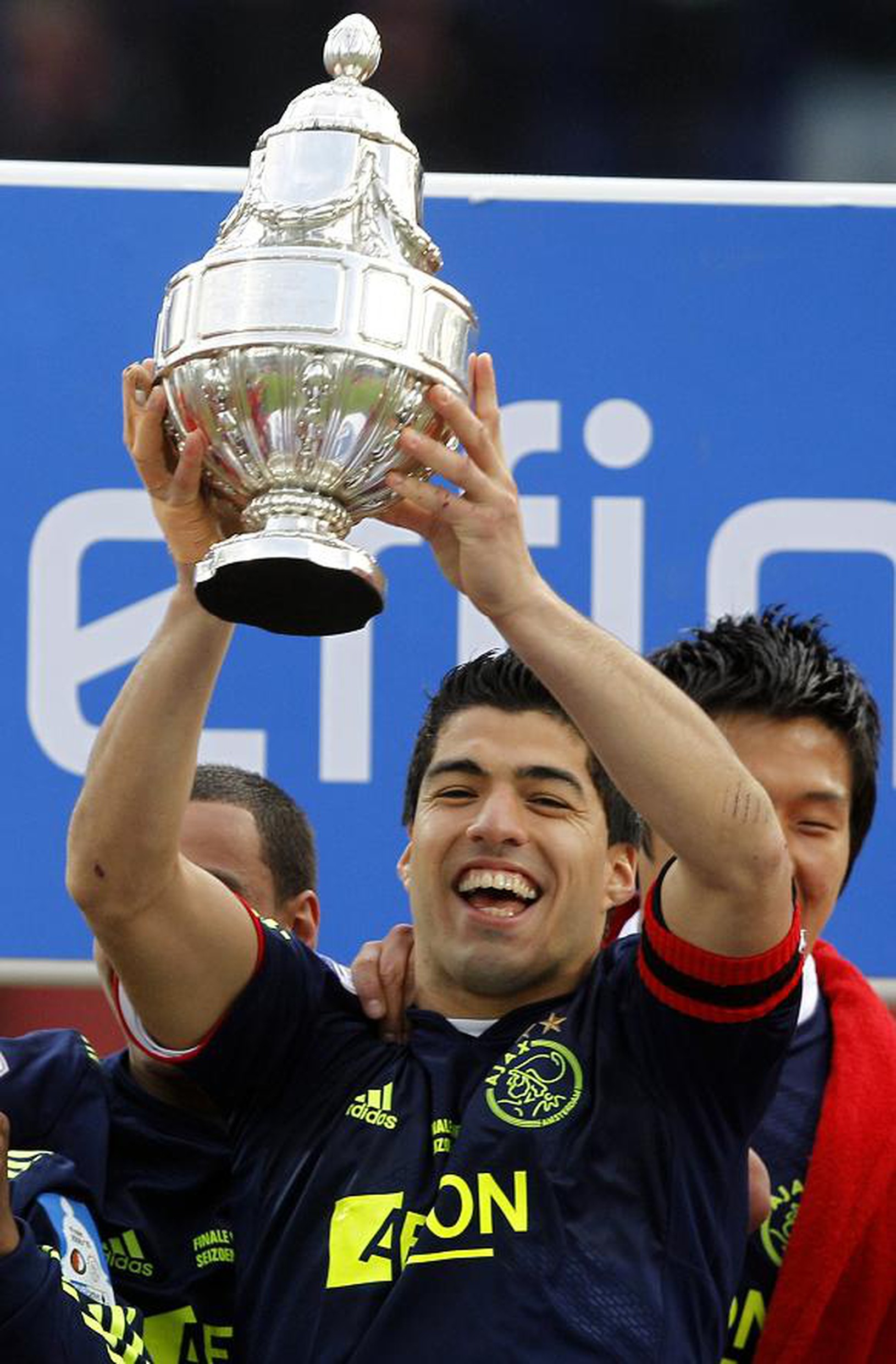 Luis Suarez dvíha nad