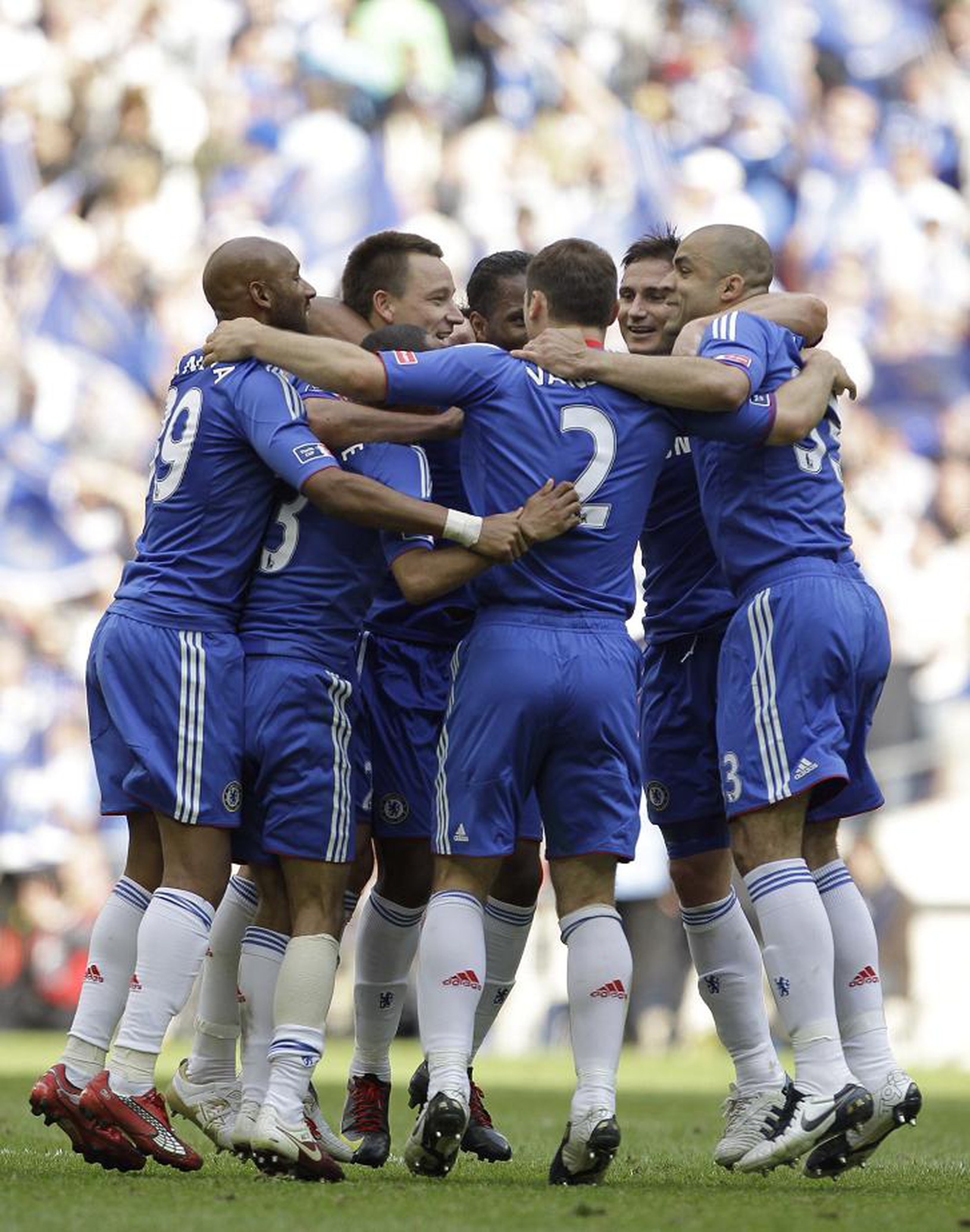 Hráči Chelsea oslavujú gól