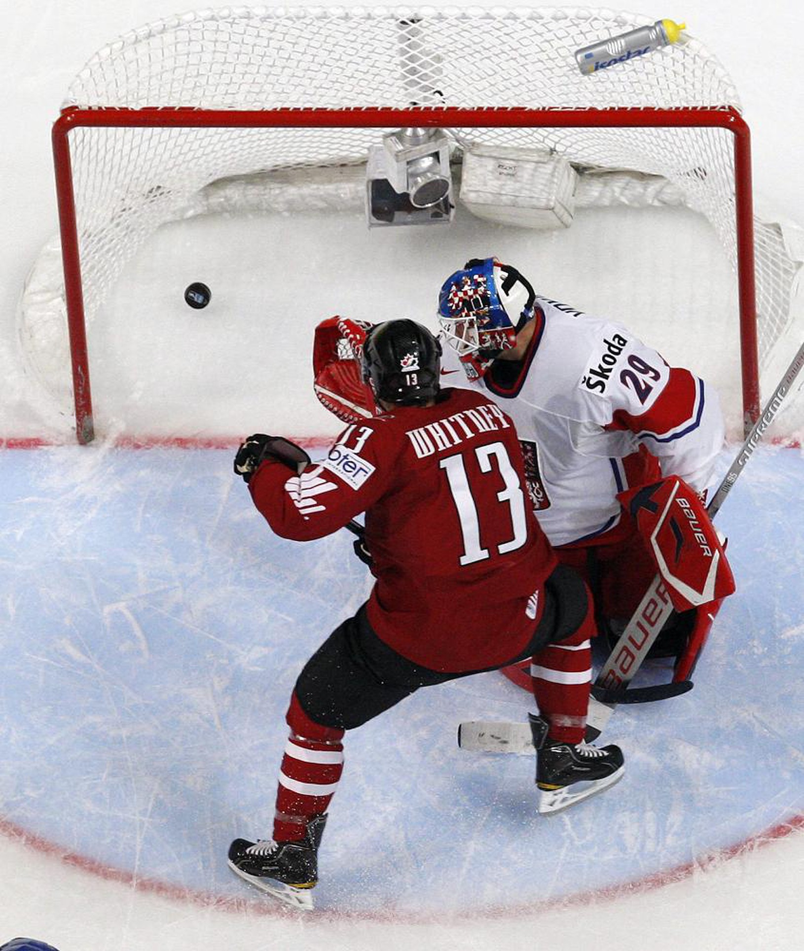 Ray Whitney prekonáva gólmana