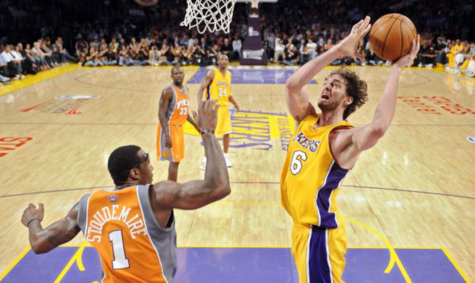 Paul Gasol skóruje