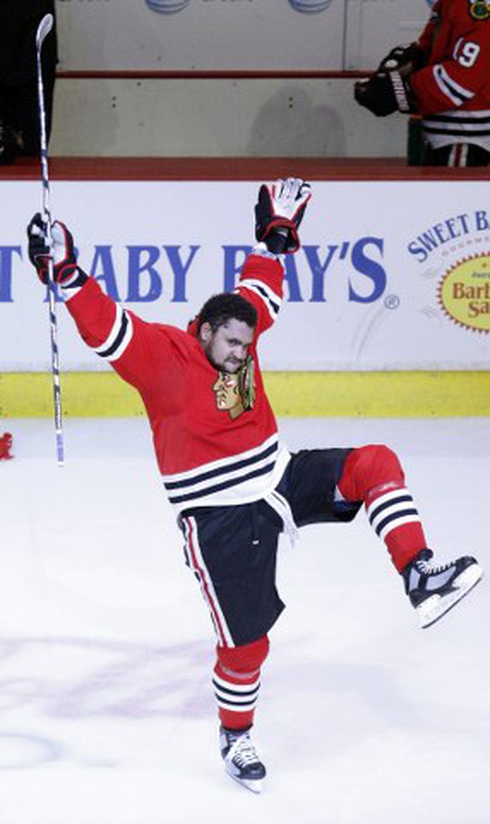 Dustin Byfuglien oslavuje víťažný