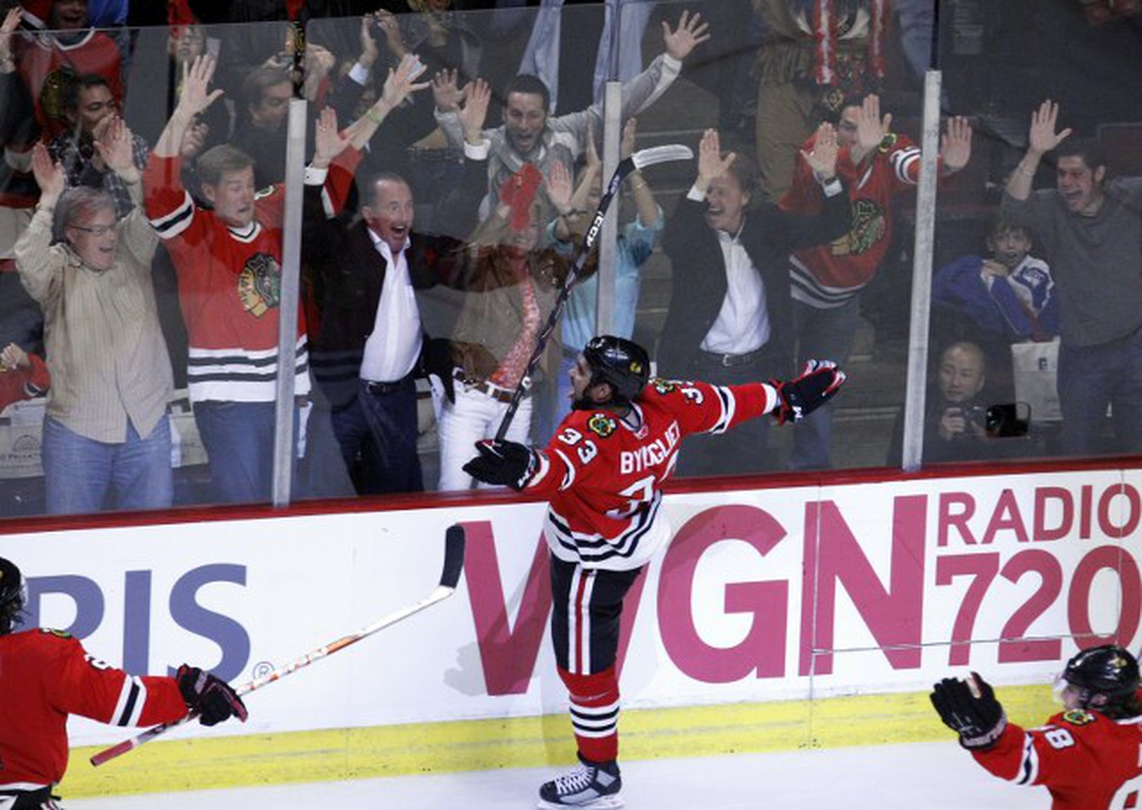 Dustin Byfuglien oslavuje víťažný
