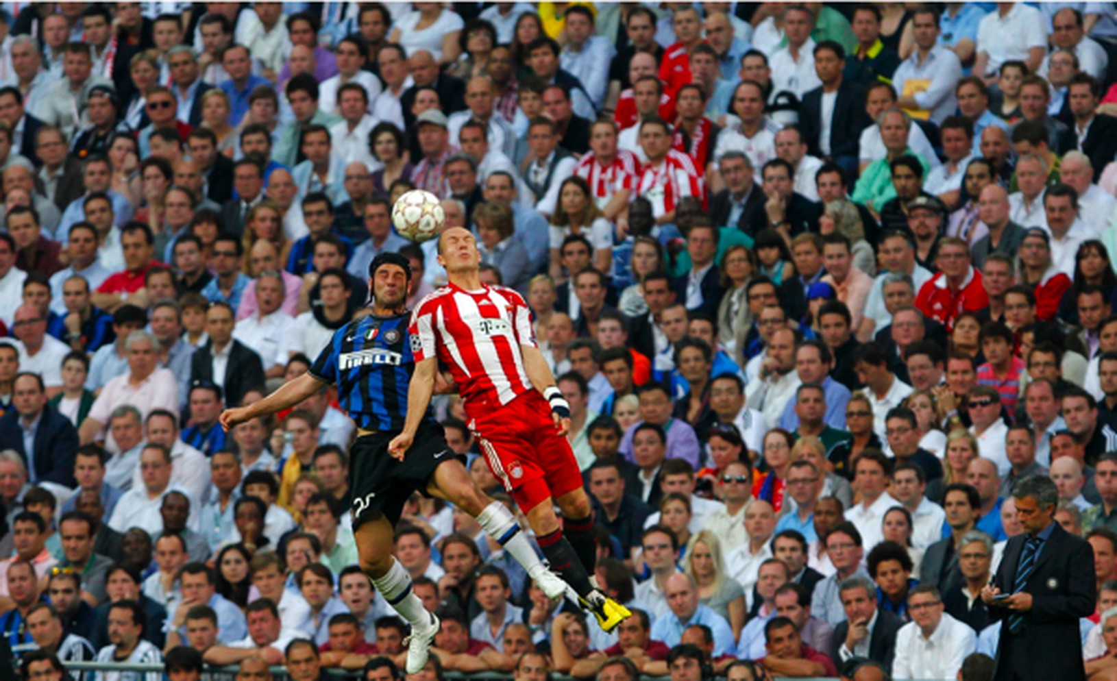 Cristian Chivu a Arjen