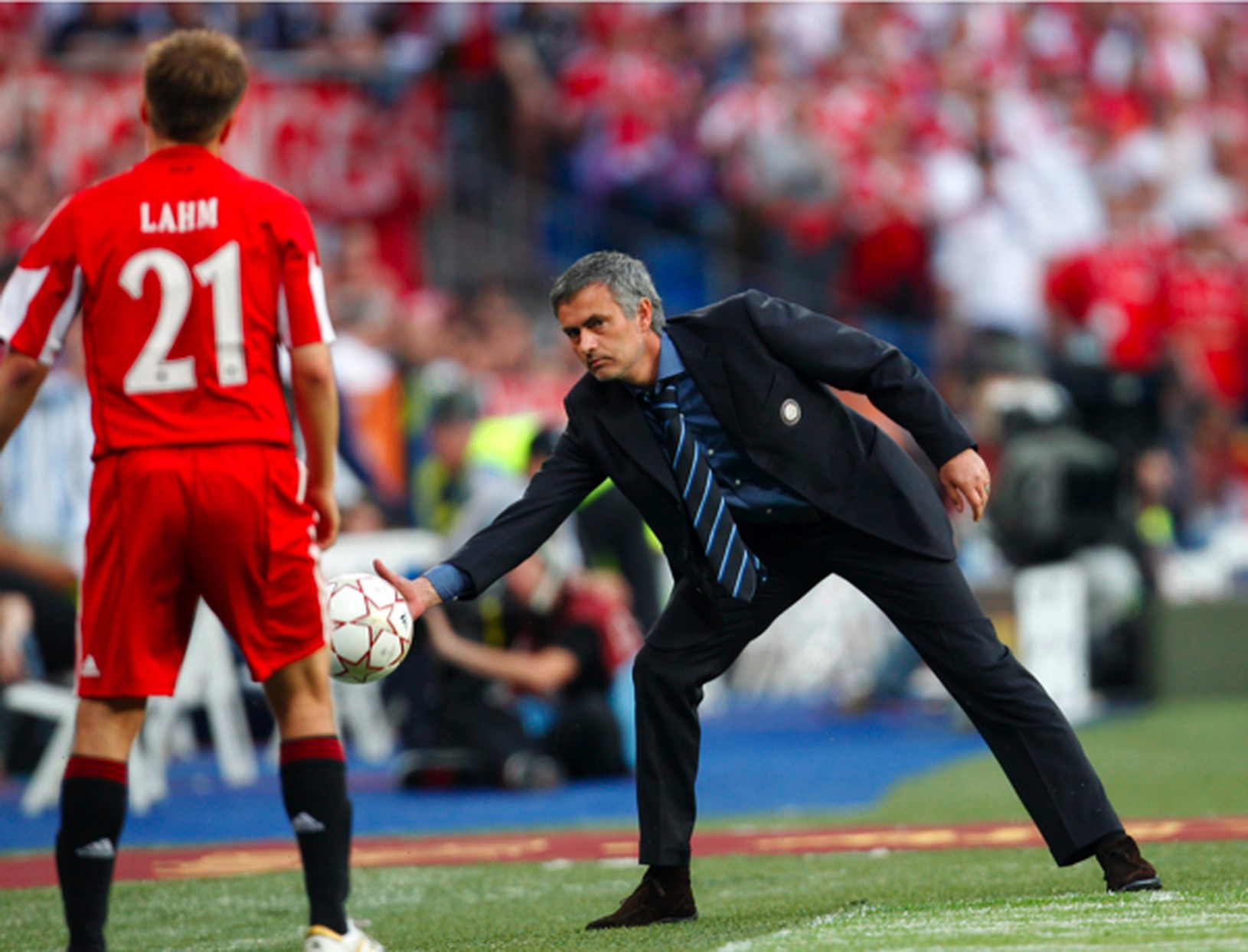 Jose Mourinho podáva loptu