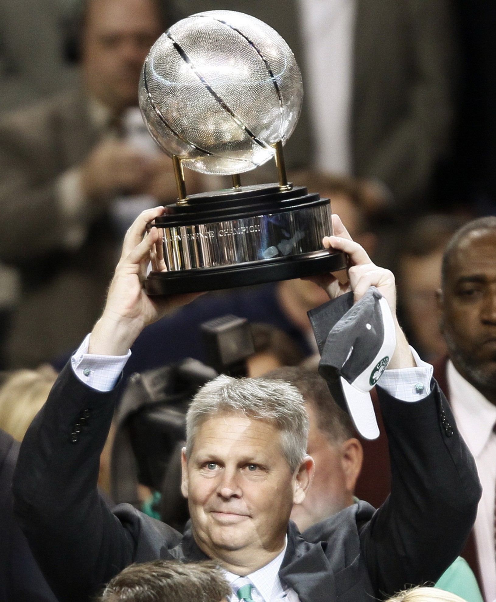 Danny Ainge s trofejou