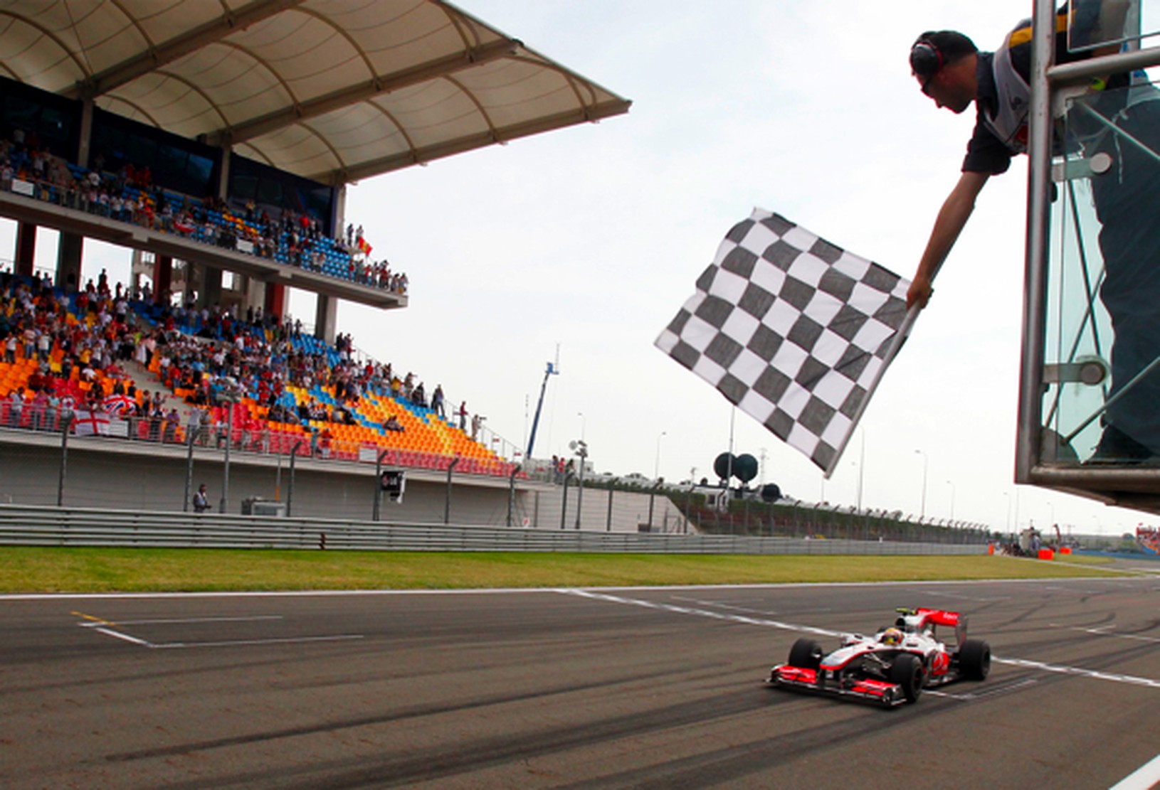 Lewis Hamilton víťazí v