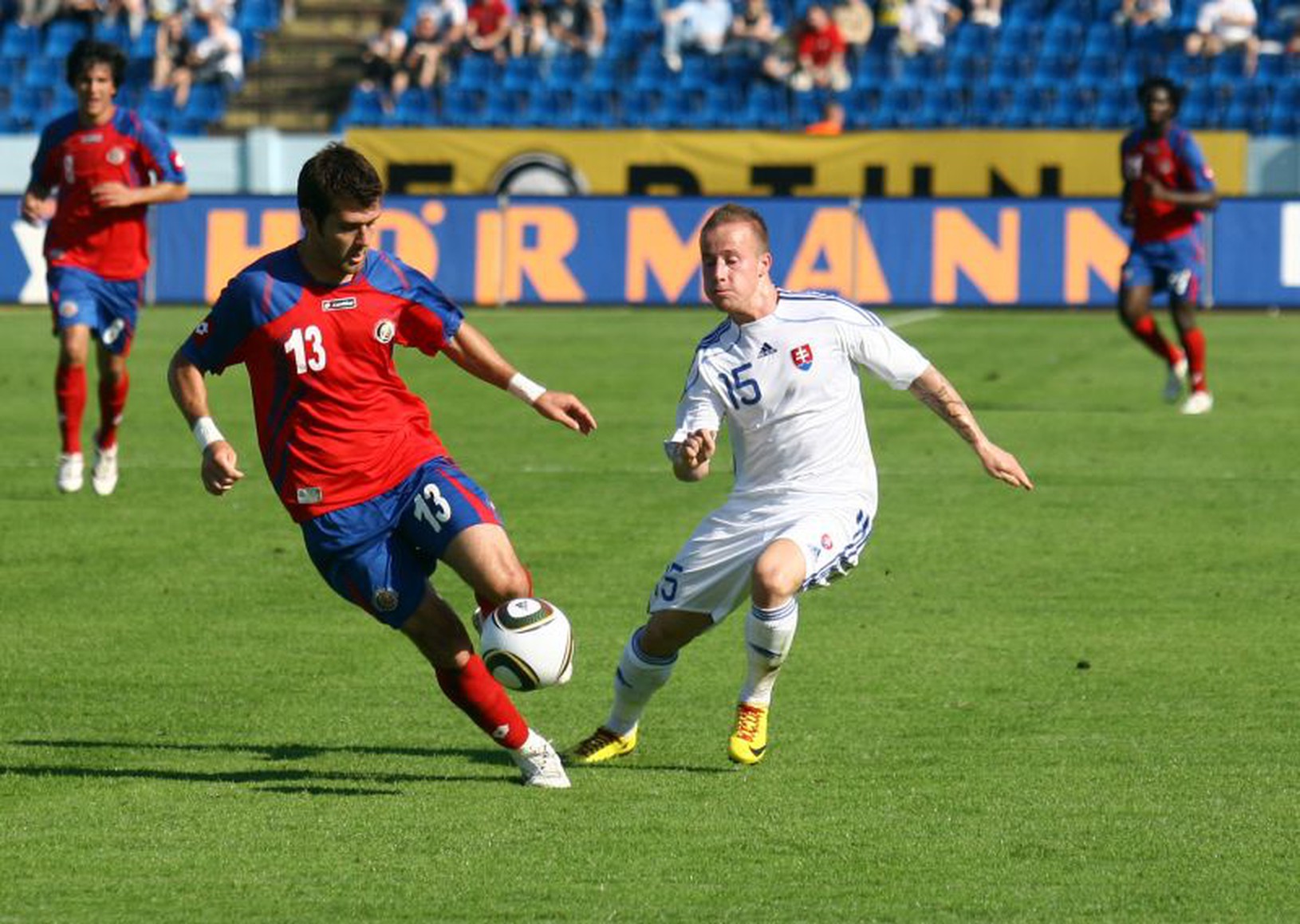 Stoch bojuje o loptu