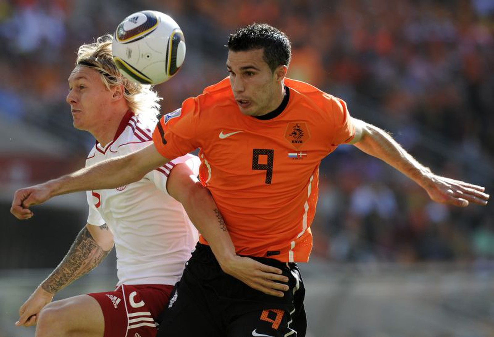 Kjaer a Van Persie