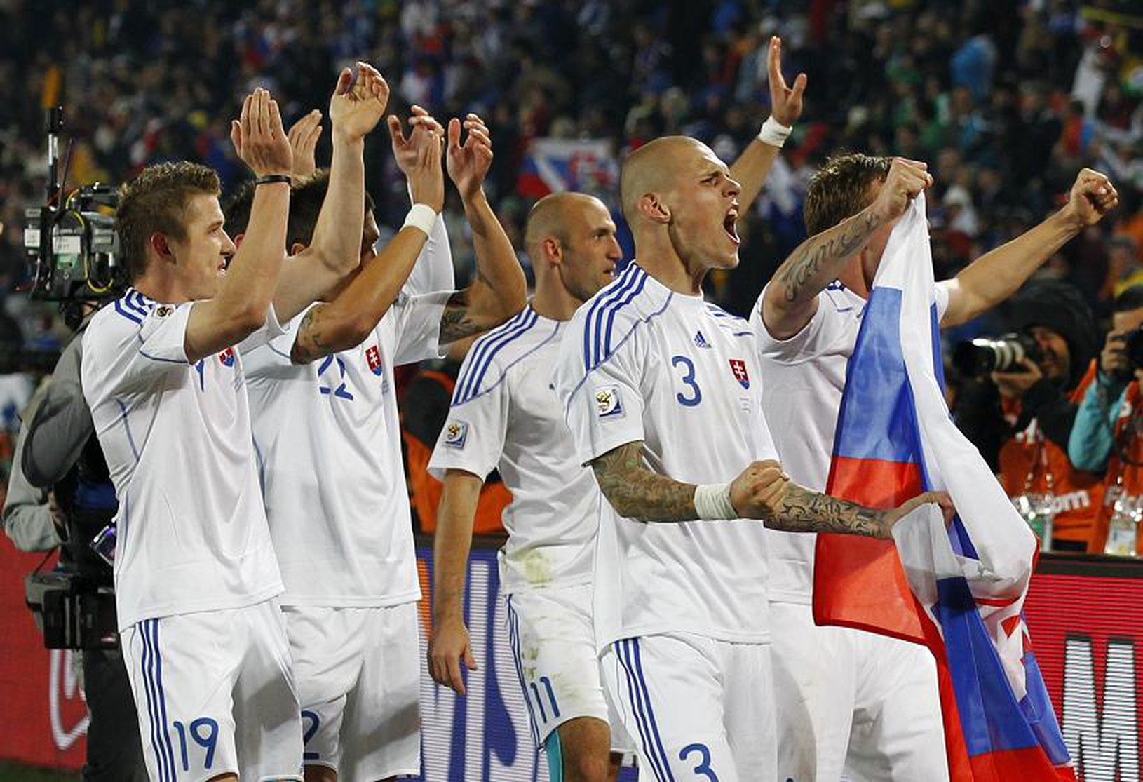 Slováci oslavujú historický postup