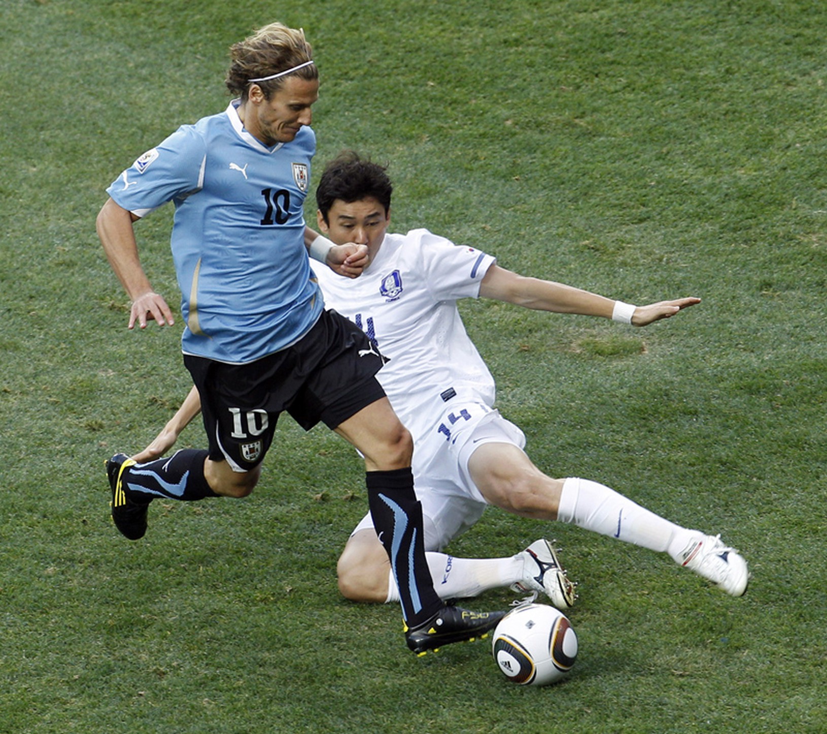 Diego Forlan a Lee