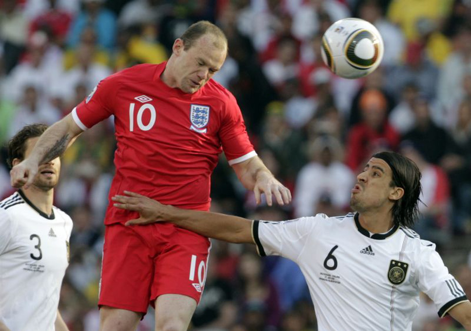 Rooney a Khedira v