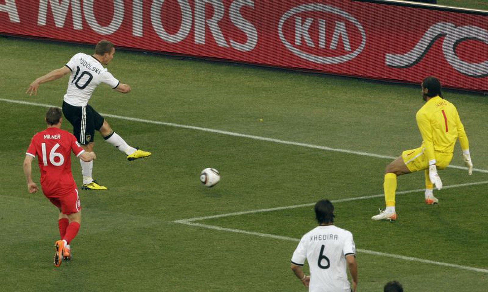 Podolski strieľa druhý gól