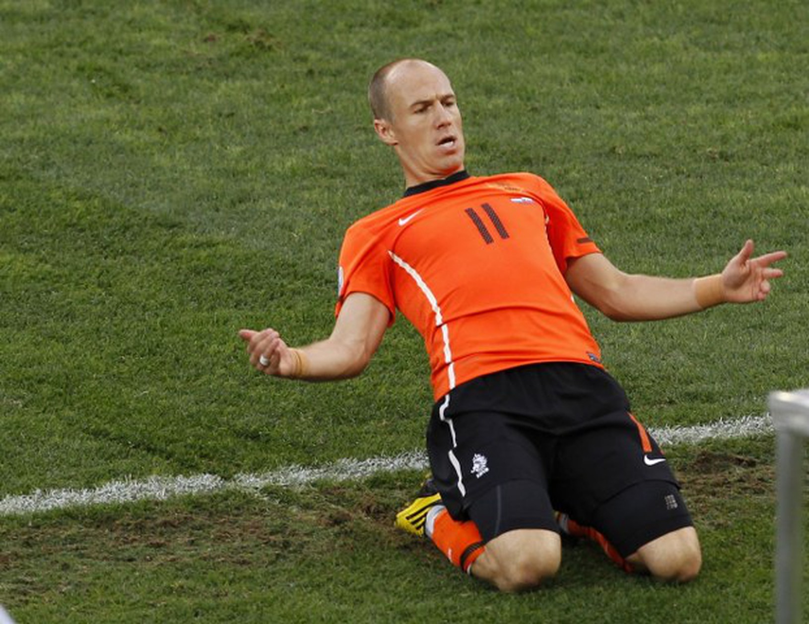Robben oslavuje prvý gól