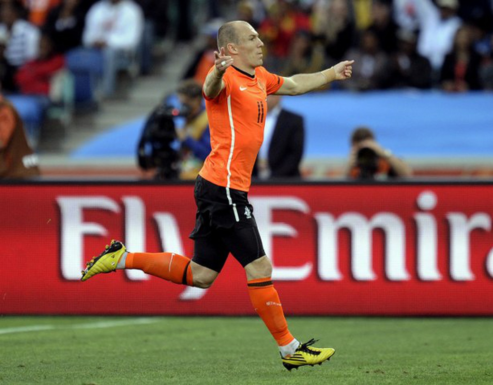 Robben oslavuje prvý gól