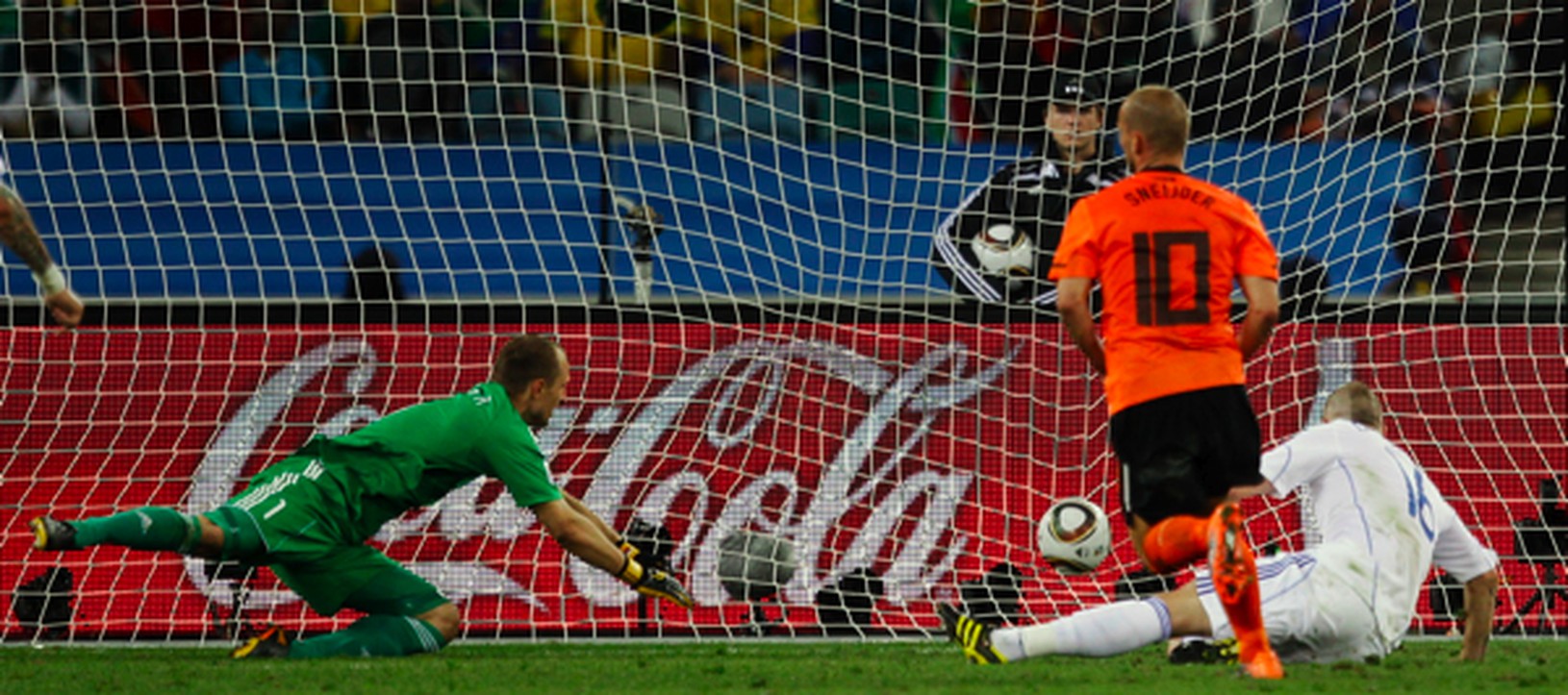 Wesley Sneijder prekonáva Jána