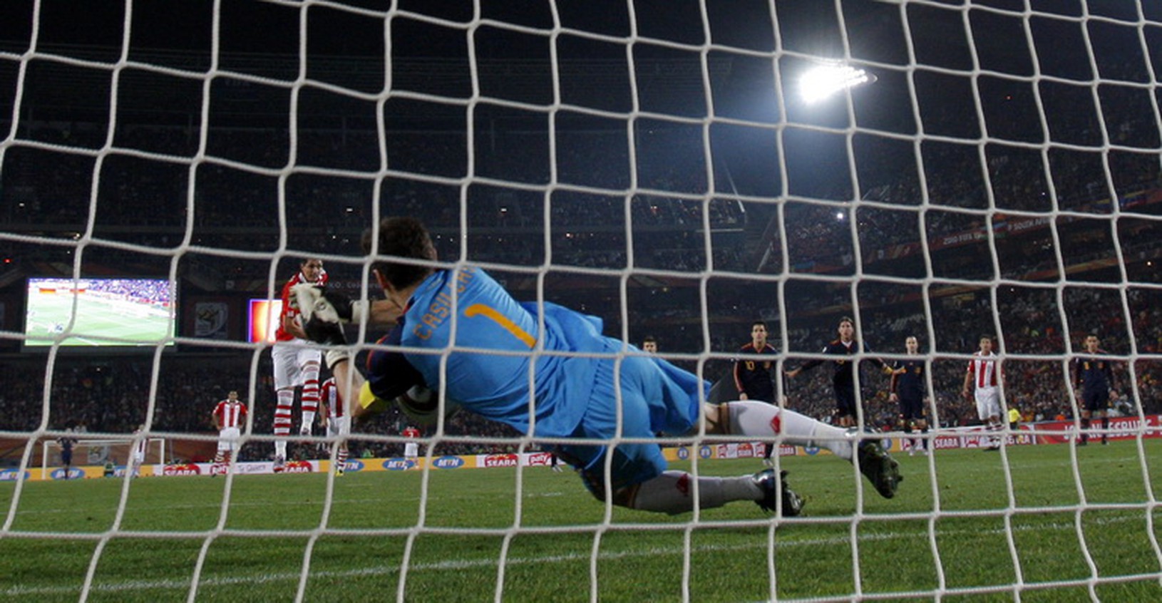 Iker Casillas chytá pokutový
