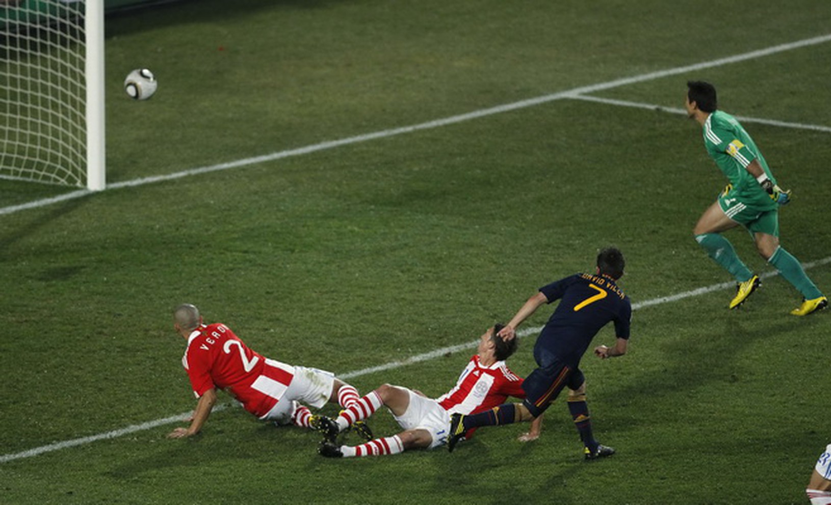 David Villa strieľa gól