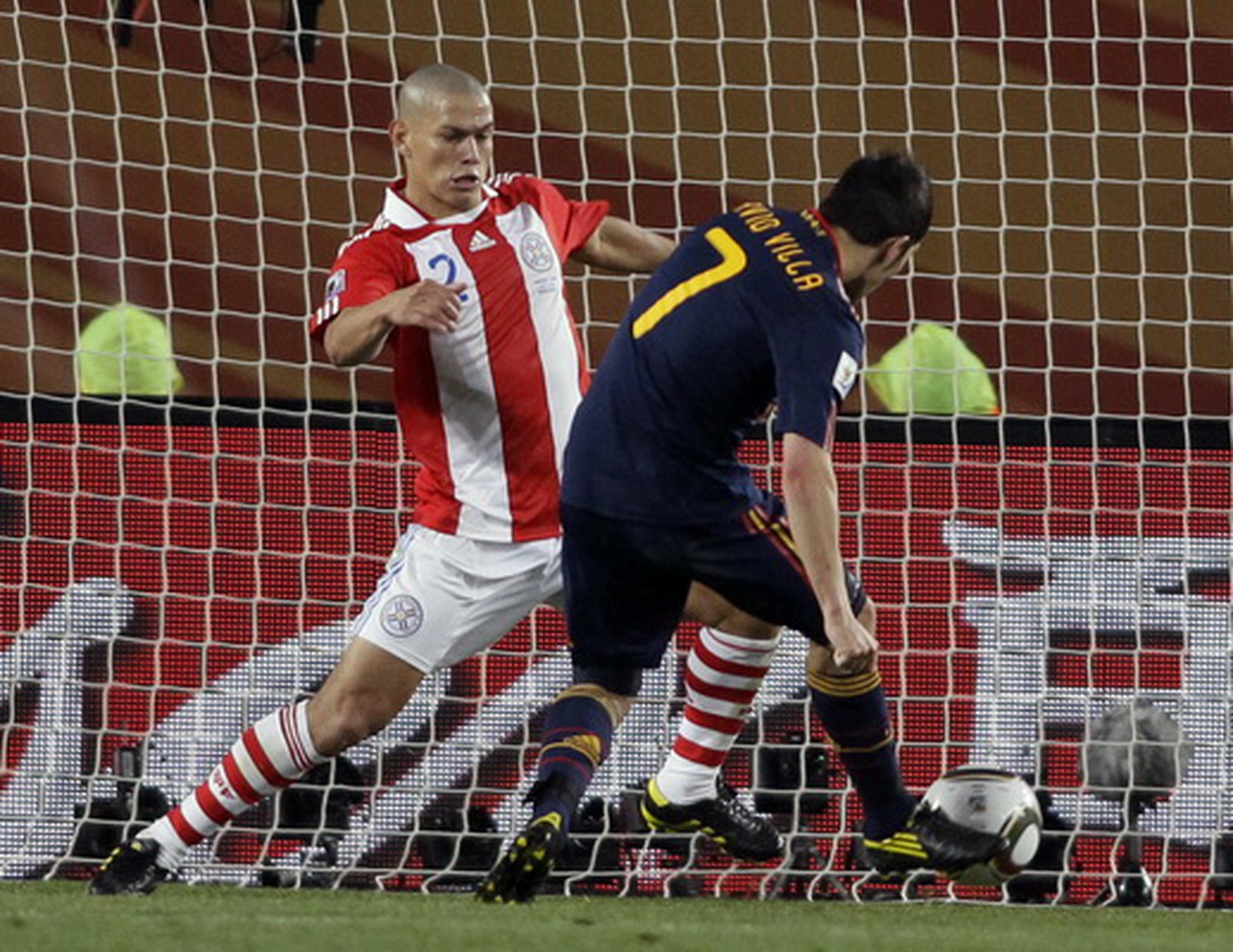 David Villa strieľa gól