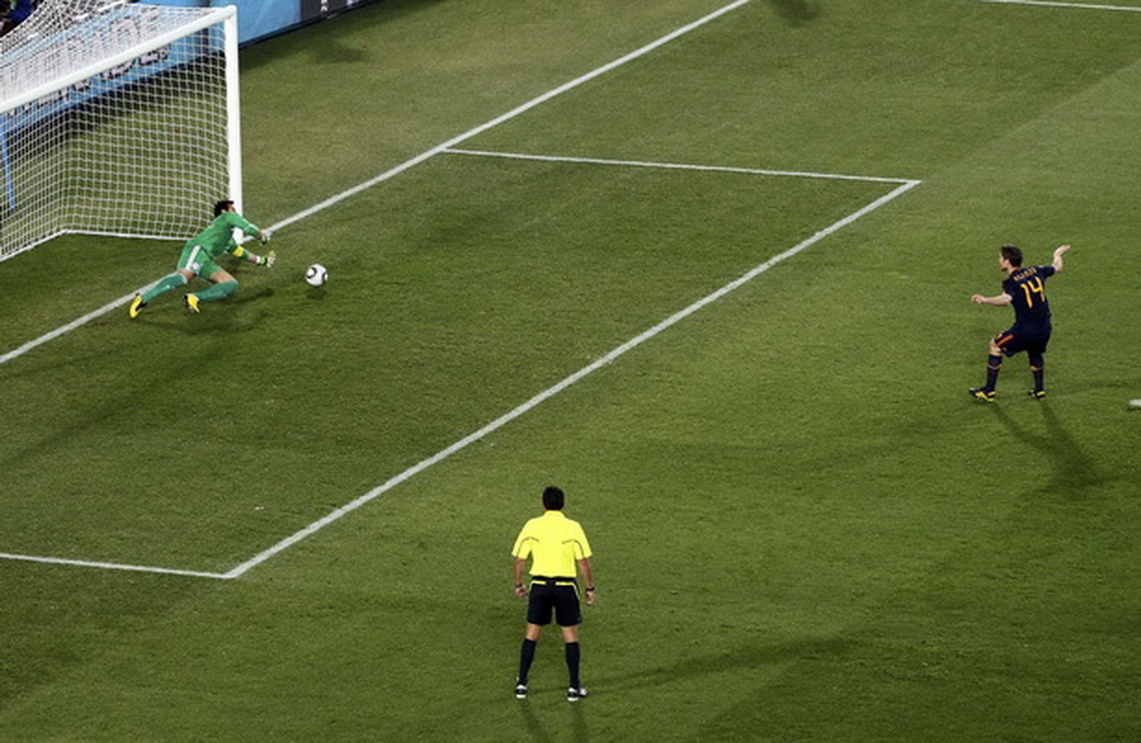 Justo Villar chytá penaltu